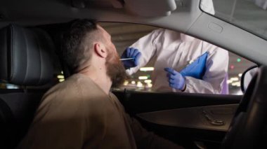 Coronavirus PCR test prosedürü sırasında sürücünün videosu. 8K 'da kırmızı helyum kamerayla çekildi..