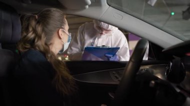 Coronavirus PCR test prosedürünü uygularken çekilmiş kadın videosu. 8K 'da kırmızı helyum kamerayla çekildi..