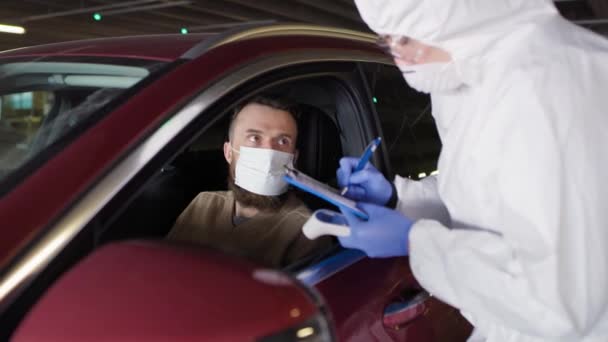 Vídeo Del Hombre Durante Procedimiento Prueba Pcr Drive Thru Coronavirus — Vídeos de Stock