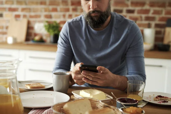 Gros Plan Homme Utilisant Téléphone Portable Pendant Petit Déjeuner — Photo