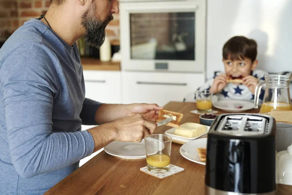 Κοντινό Πλάνο Πατέρα Και Γιου Τρώνε Πρωινό Μαζί — Φωτογραφία Αρχείου