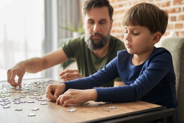 Baba ve oğulun yapboz çözerken yakın plan