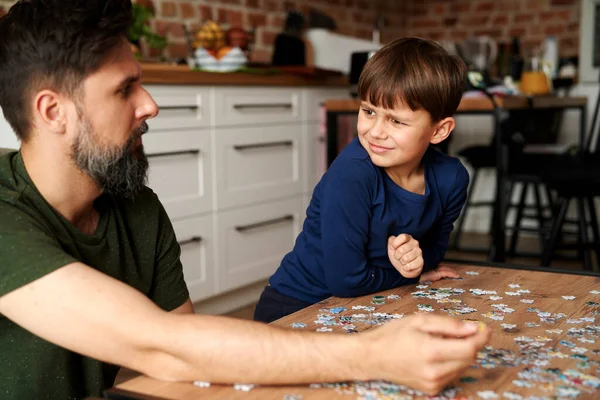 Padre Hijo Sentados Resolviendo Rompecabezas —  Fotos de Stock