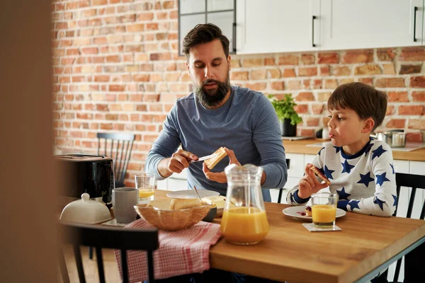 Πατέρας Και Γιος Τρώνε Πρωινό Μαζί Πρωί — Φωτογραφία Αρχείου