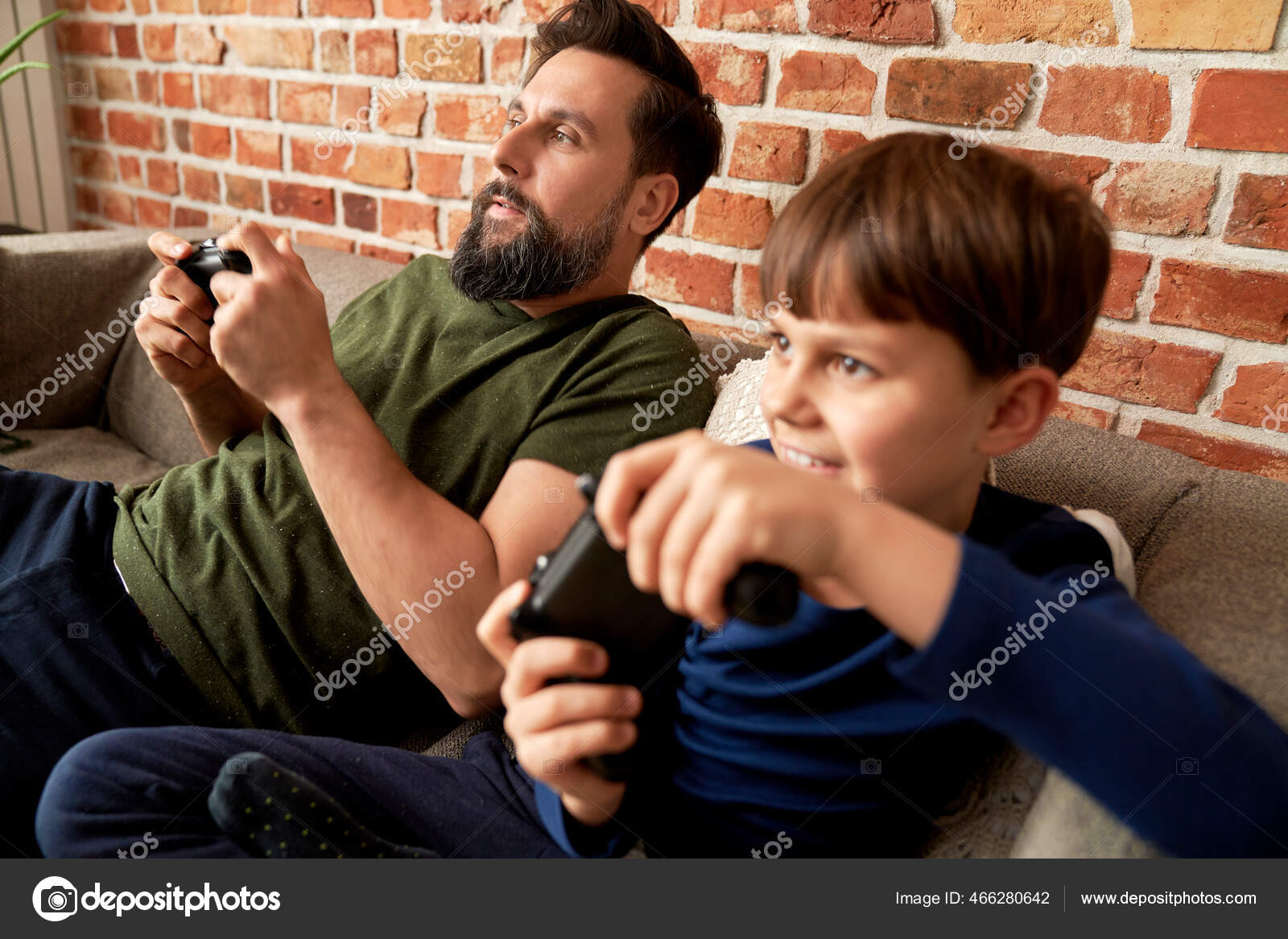 Pessoas Jogando Videogame E Se Divertindo Em Casa Imagem de Stock