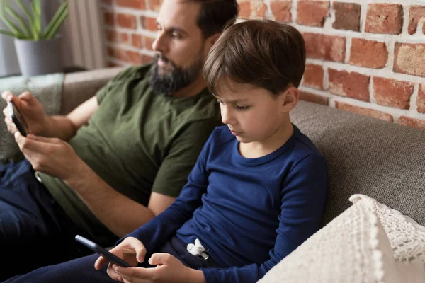 Primer Plano Padre Hijo Usando Teléfono Móvil —  Fotos de Stock