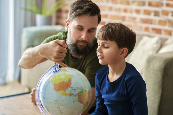 Pai Filho Procura Plano Viagem — Fotografia de Stock