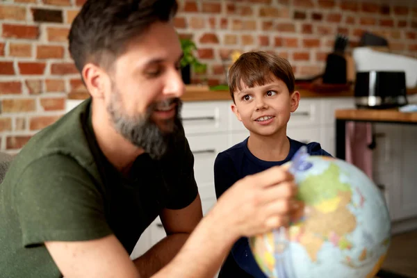 Pai Filho Sentados Com Globo Planejando Viagens — Fotografia de Stock