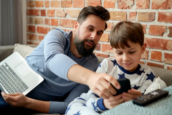 Otec Syn Dívají Chytrý Telefon — Stock fotografie