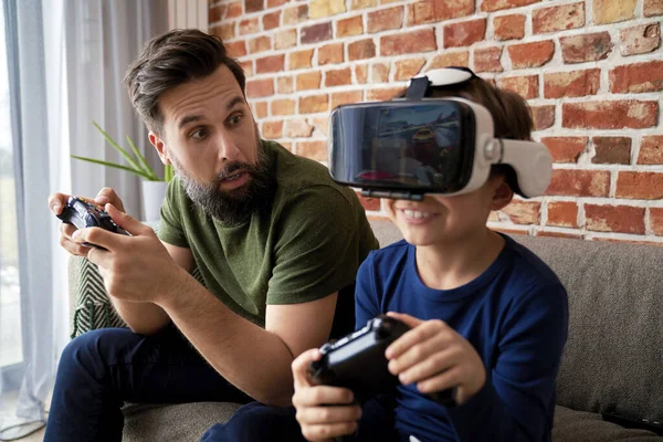 Pai Surpreso Jogando Videogame Com Seu Filho — Fotografia de Stock