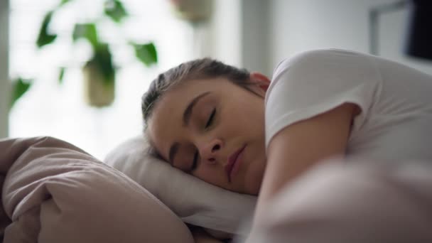 Nahaufnahme Video Einer Depressiven Frau Die Bett Liegt Aufnahme Mit — Stockvideo