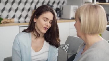 Annesinin üzgün yetişkin kızını teselli ettiği video. 8K 'da kırmızı helyum kamerayla çekildi..