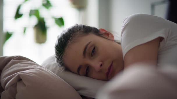 Nahaufnahme Video Einer Depressiven Frau Die Bett Liegt Aufnahme Mit — Stockvideo