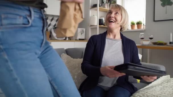 Vídeo Mano Hija Dando Flores Madre Fotografía Con Cámara Helio — Vídeos de Stock