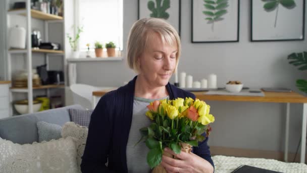 Video Portrait Senior Woman Bouquet Flowers Shot Red Helium Camera — Stock Video