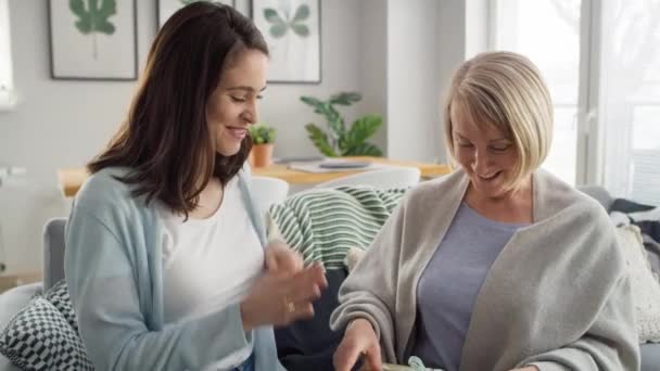 Cheerful Woman Informs Mom She Become Grandmother Shot Red Helium — Stock Video