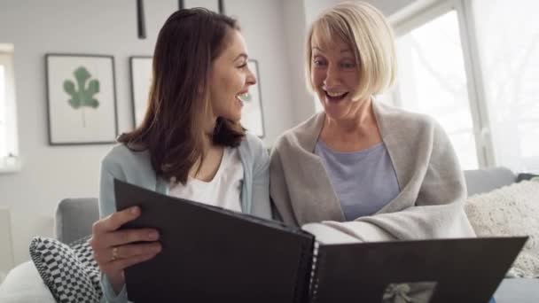 Video Lycklig Mor Och Vuxen Dotter Ser Fotoalbum Skjuten Med — Stockvideo