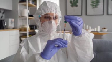 Bir ev ziyaretinde hastaya aşı yapan bir doktor. 8K 'da kırmızı helyum kamerayla çekildi..