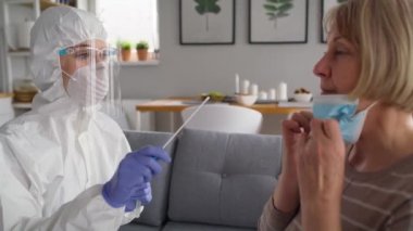 Evde yaşlılara COVID testi yaparken çekilmiş bir video. 8K 'da kırmızı helyum kamerayla çekildi..