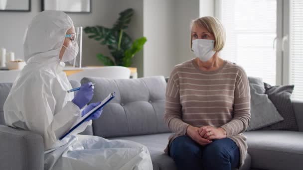 Video Personale Medico Visita Anziano Casa Girato Con Telecamera Elio — Video Stock