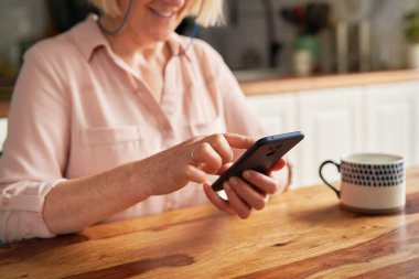 Son sınıf öğrencisinin telefonu kapatmasını istiyorum.                               