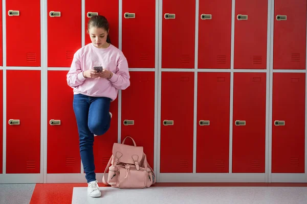 Μαθήτρια Που Χρησιμοποιεί Smartphone Στο Σχολείο — Φωτογραφία Αρχείου