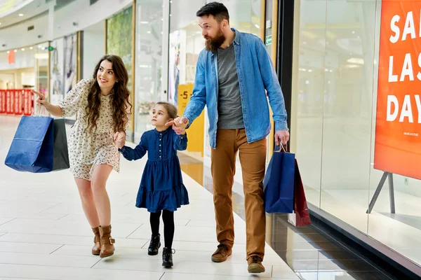 Familia Con Bolsa Compras Paseando Centro Comercial — Foto de Stock