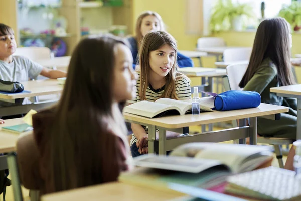 Grundschülerinnen Sitzen Schultischen — Stockfoto