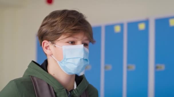 Cerca Vídeo Del Colegial Máscara Protectora Pasillo Fotografía Con Cámara — Vídeos de Stock