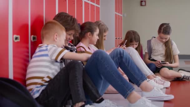 Tracking Video Schoolchildren Using Smartphone Corridor Lockers Shot Red Helium — Stock Video