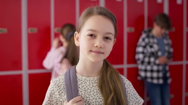 学校に立つ笑顔の女の子のビデオポートレート 8Kでレッドヘリウムカメラで撮影 — ストック動画