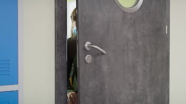 Sınıftan kaçan maskeli çocukların videosu. 8K 'da kırmızı helyum kamerayla çekildi.