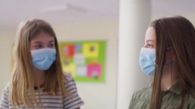 Okul koridorunda yürüyen iki arkadaşın videosunu izliyorum. 8K 'da kırmızı helyum kamerayla çekildi.