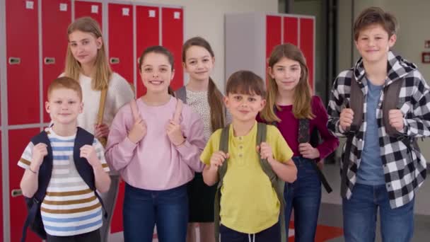 Video Gruppo Bambini Sorridenti Piedi Nel Corridoio Scolastico Girato Con — Video Stock