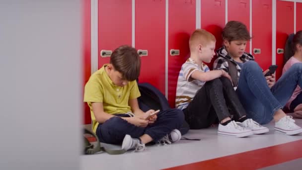 Monitoraggio Video Gruppo Bambini Che Utilizzano Smartphone Scuola Girato Con — Video Stock