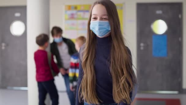 Video Van Meisjes Die Elleboog Elkaar Tijdens Een Pandemie Opgenomen — Stockvideo