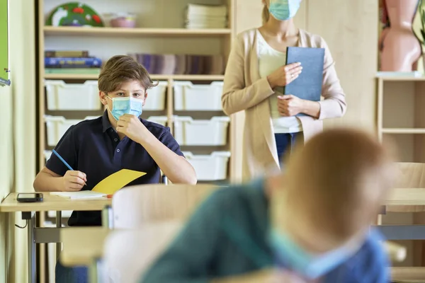 Niños Edad Escolar Sentados Aula Durante Una Pandemia — Foto de Stock