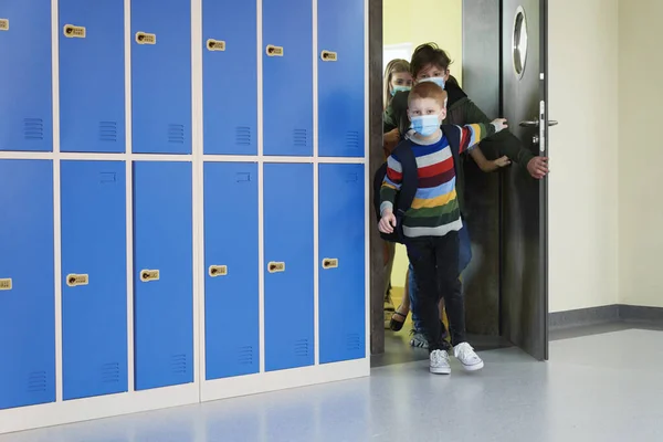 Schulkinder Verlassen Die Klasse Mit Schutzmasken — Stockfoto