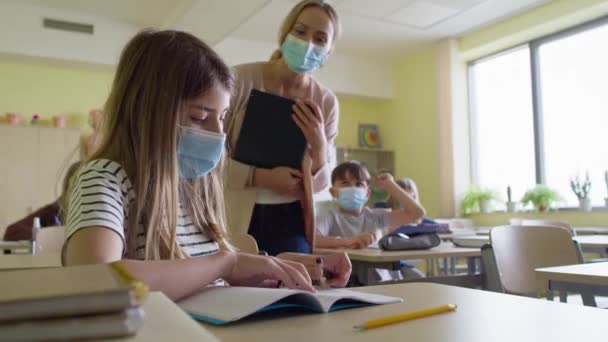 Vídeo Crianças Idade Escolar Com Mãos Levantadas Sala Aula Tiro — Vídeo de Stock