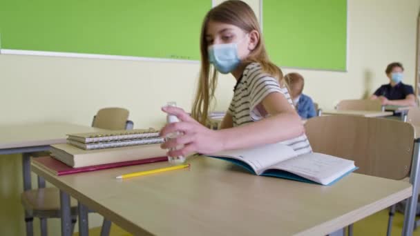 Video Van Schoolmeisje Schoonmaken Handen Met Desinfecterende Antibacteriële Spray Opgenomen — Stockvideo