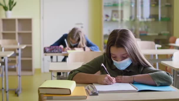 Vídeo Estudantes Escrevendo Quadro Tiro Com Câmera Hélio Vermelho — Vídeo de Stock