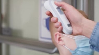 Okuldaki öğrencilerin kontrol sıcaklığı videosunu kapat. 8K 'da kırmızı helyum kamerayla çekildi..