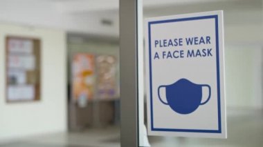 Covid-19 zorunlu yüz maskesi işareti videosu. 8K 'da kırmızı helyum kamerayla çekildi..