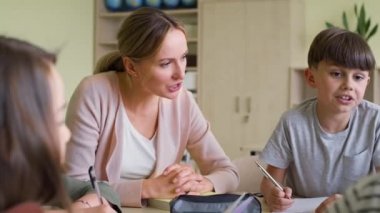 Öğretmen videosu gruplar halinde ders veriyor. 8K 'da kırmızı helyum kamerayla çekildi..