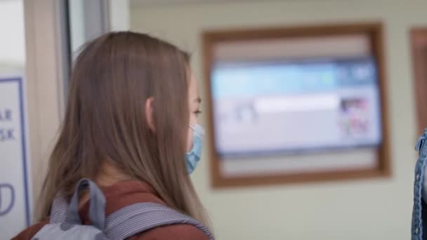 Monitoraggio Video Degli Studenti Durante Controllo Della Temperatura Scuola Girato — Video Stock