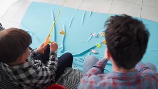 Vista Superior Niño Con Padre Jugando Pesca Casa Fotografía Con — Vídeos de Stock