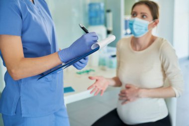 Tıbbi mülakat sırasında hamile bir kadına yakın dur.                               