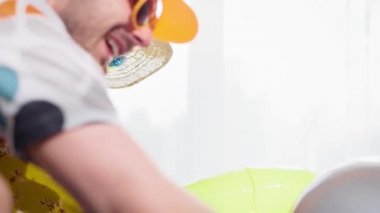 Mutlu aile tatilinin videosunu izliyorum. 8K 'da kırmızı helyum kamerayla çekildi..