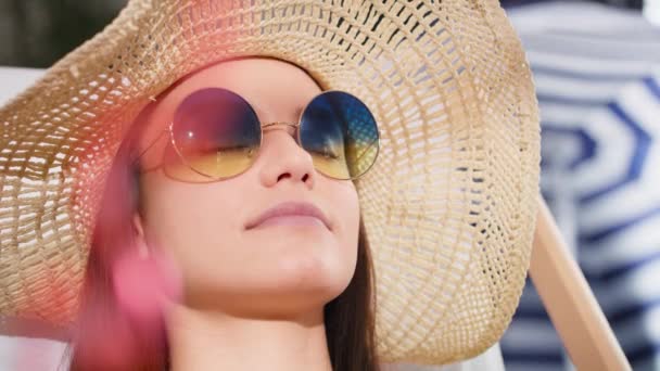 Gros Plan Vidéo Femme Lunettes Soleil Détendre Sur Plage Tourné — Video