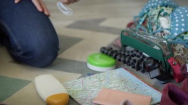 Koruyucu bir maskeyi bavula koyan kadının videosu. 8K 'da kırmızı helyum kamerayla çekildi..